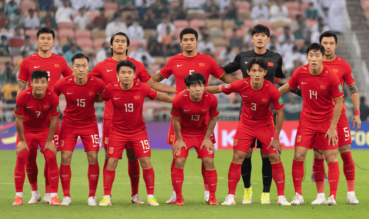 中国足球联赛局势紧张，球员拼尽全力