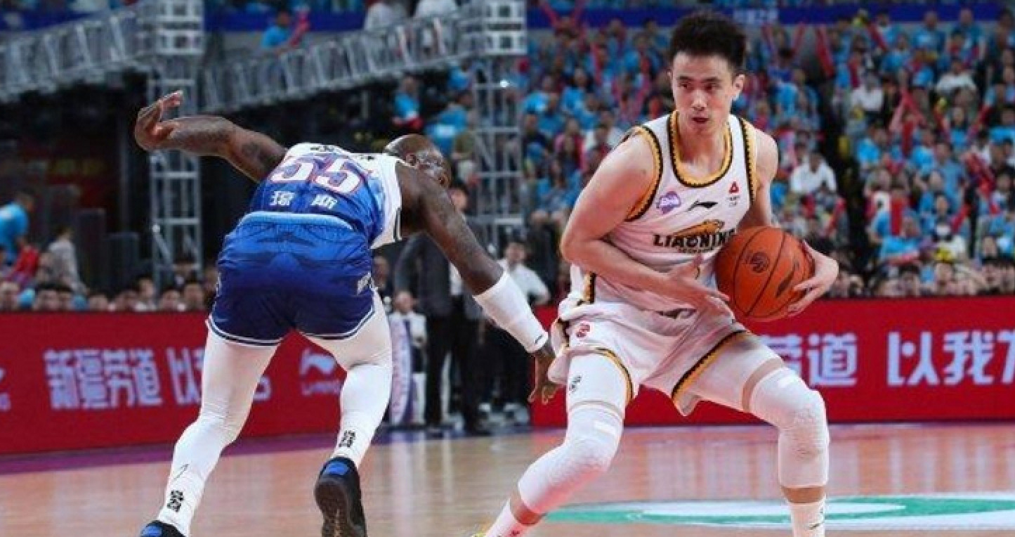 新疆男篮全队配合默契，连胜势不可挡