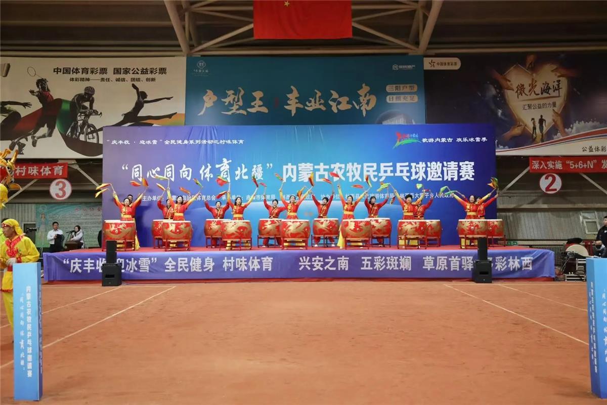 比赛现场气氛热烈，球员们全力以赴争夺胜利