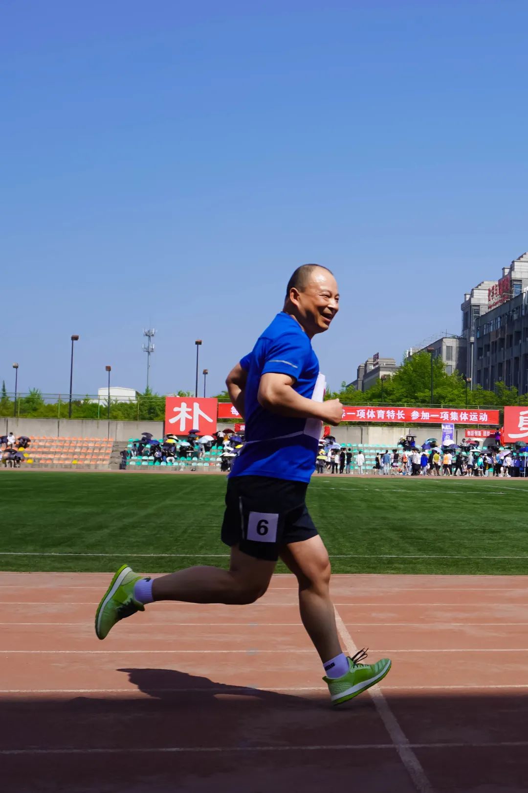 足球场上英雄辈出，绚丽赛场欢呼不断