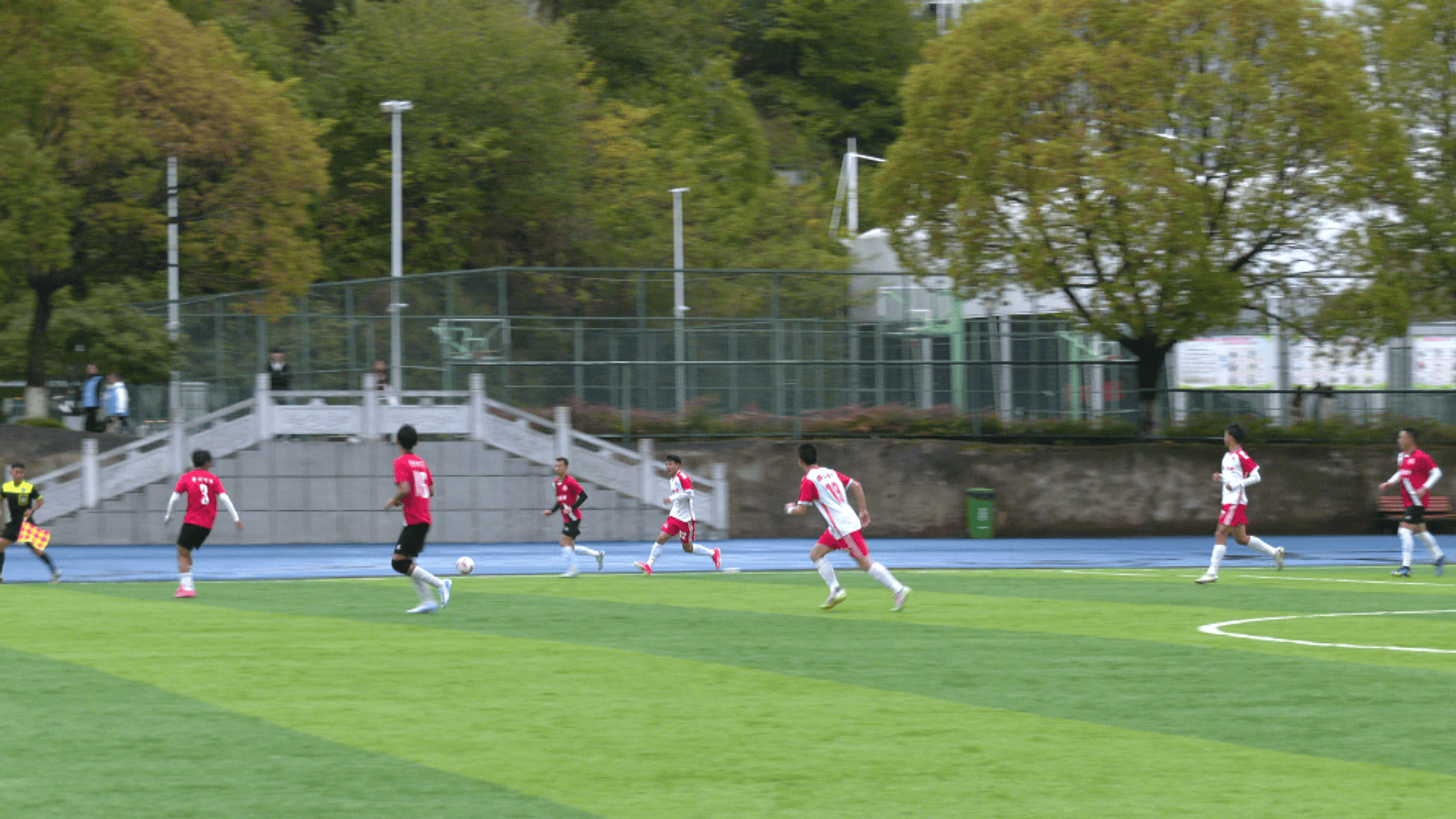 比赛气氛热烈,球队整体表现出色 比赛气氛热烈,球队整体表现出色