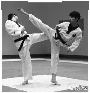 都灵主教练战术灵活多变,给对手造成困扰 都灵主教练战术灵活多变,给对手造成困扰