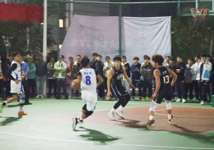 重庆篮球迷热情奔放，助力球队取胜